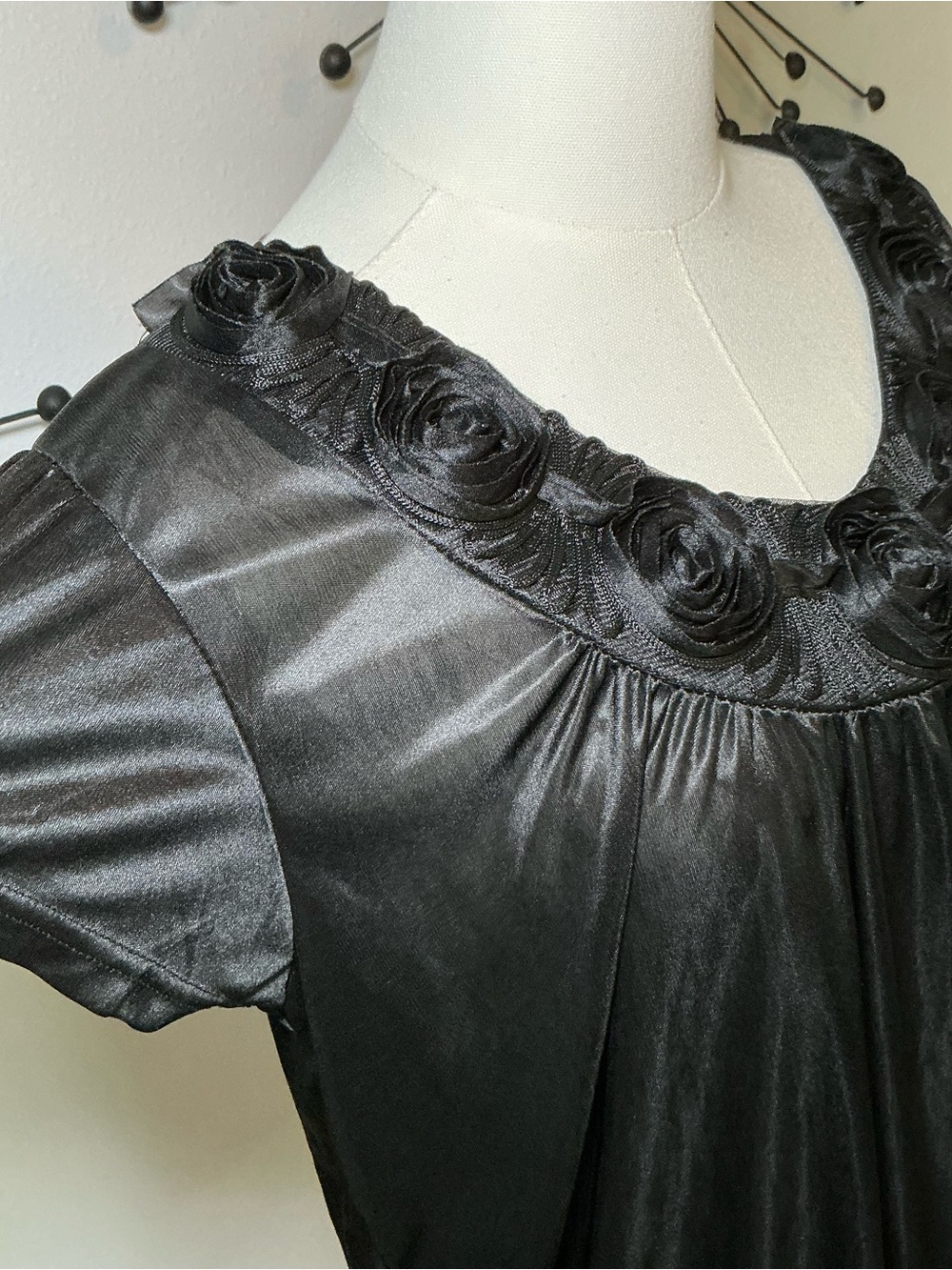 Y2K Lati Fashion Black Satin Rosette Babydoll Top Floral Trim Size Large - Picture 3 of 5